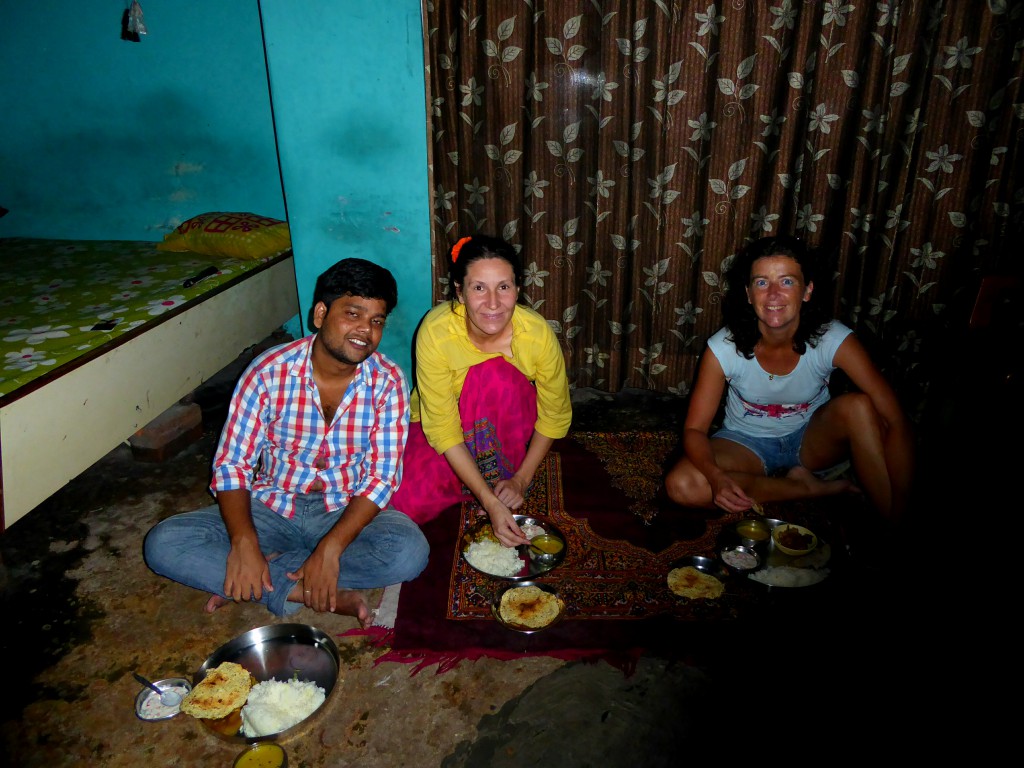 Eating on the livingroom floor - Cookingclass, Varanasi