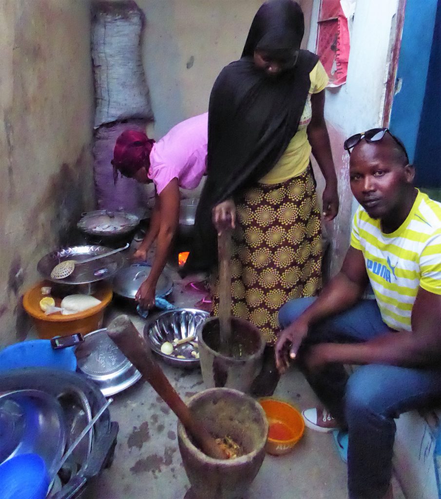 Eten bij de lokale bevolking - Bakoteh, The Gambia