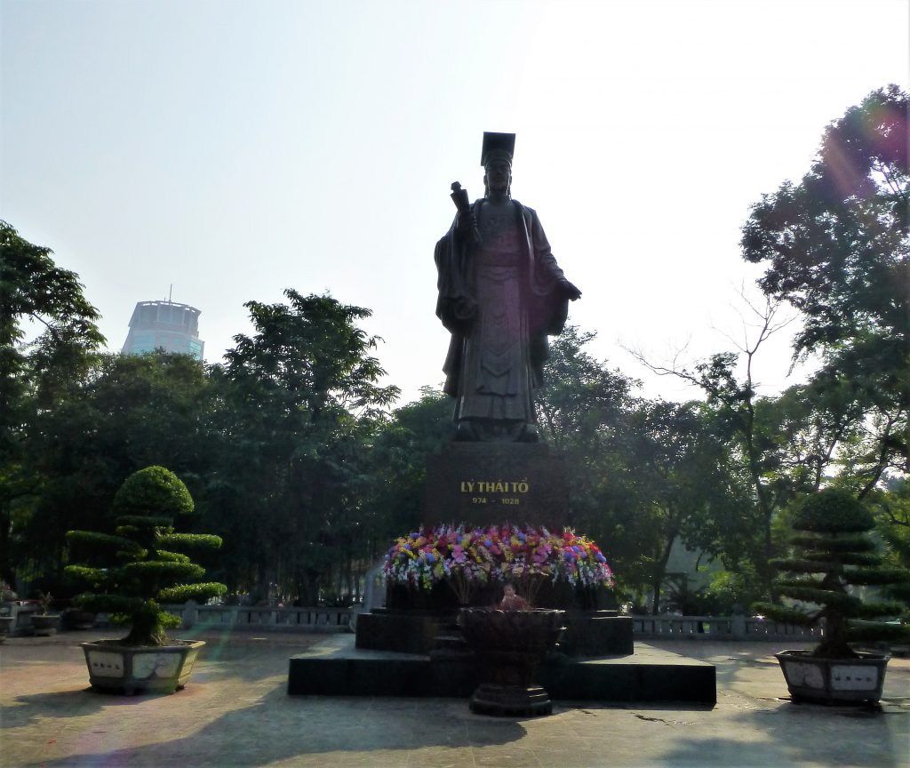  Tai Chi bij het Hoan Kiem meer in Hanoi - Vietnam