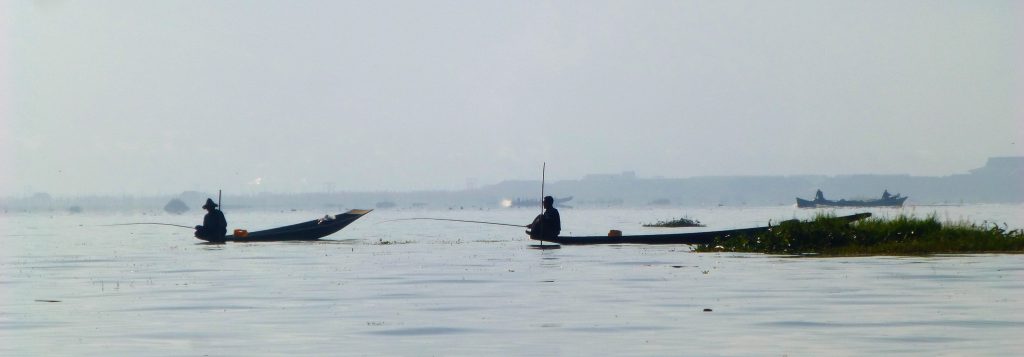 De bekende beenroeiers van het meer van inle, Myanmar