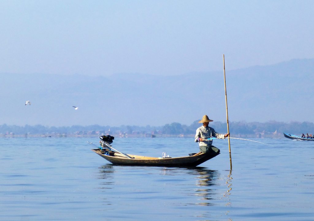 De bekende beenroeiers van het meer van inle, Myanmar