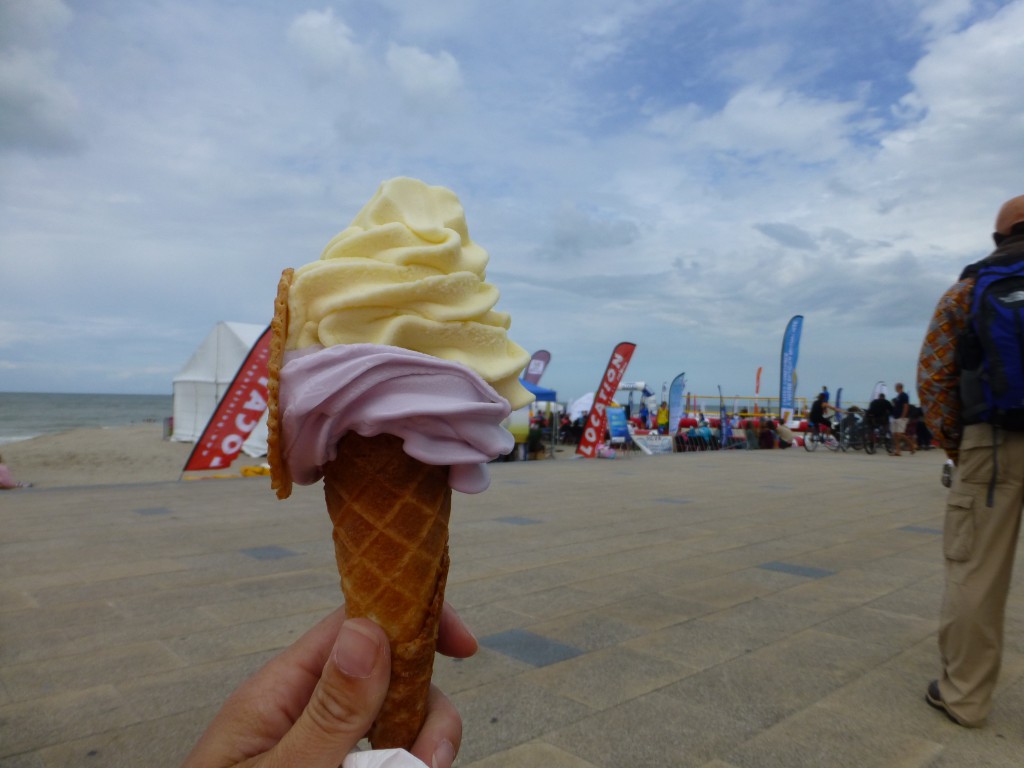 Een ijsje op het strand van Duinkerken