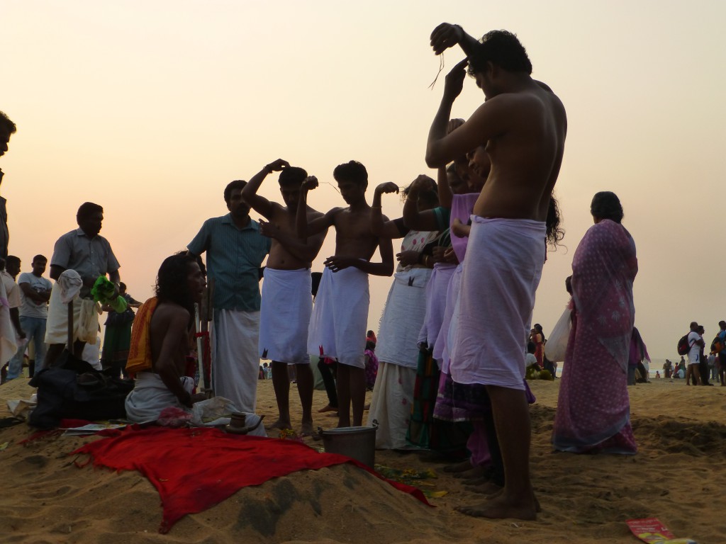 Heilige Rituelen op het strand - Papanasam, India