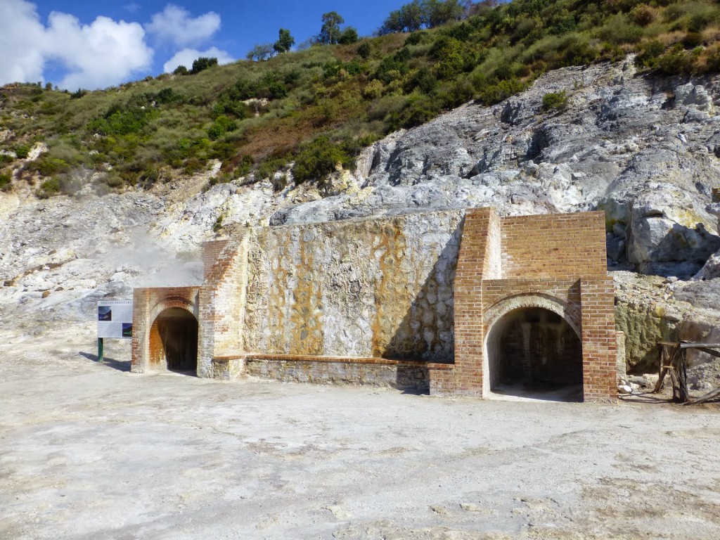 Lopen op de Flegreische gronden.. Pozzuoli - Napels, Italië 