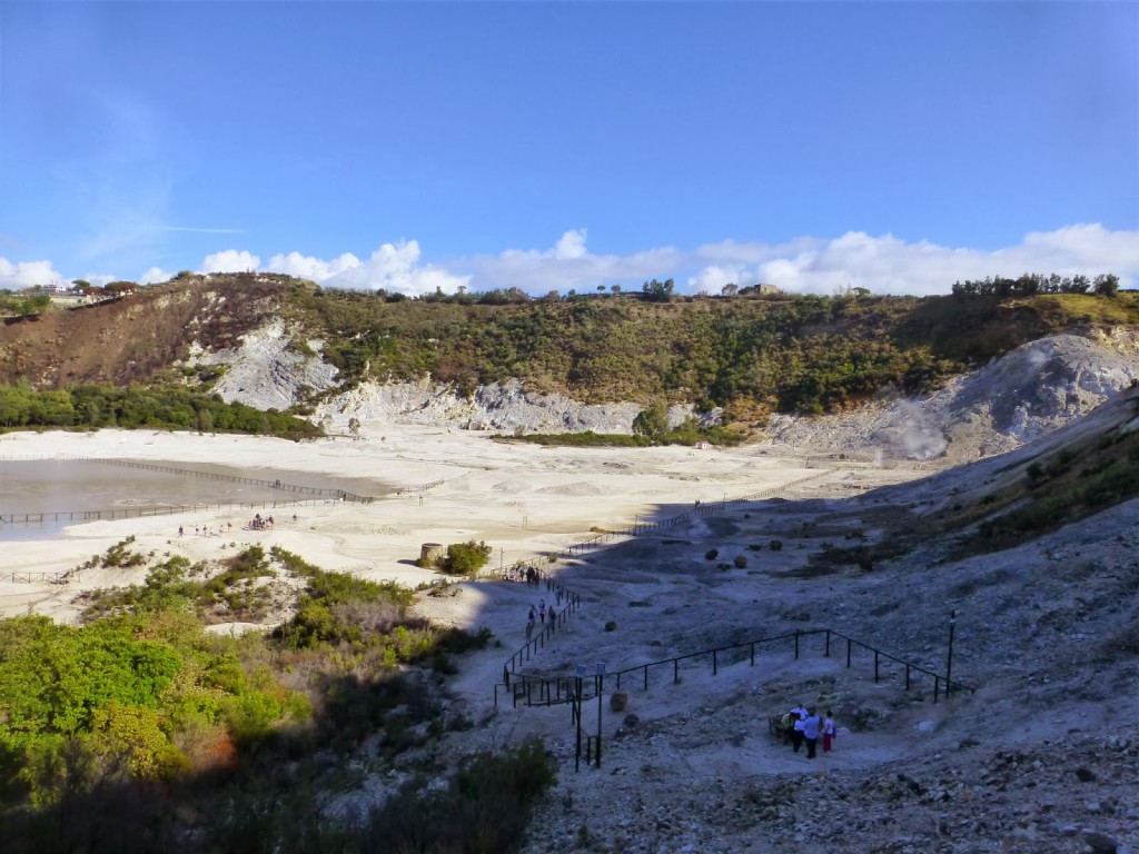 Lopen op de Flegreische gronden.. Pozzuoli - Napels, Italië 