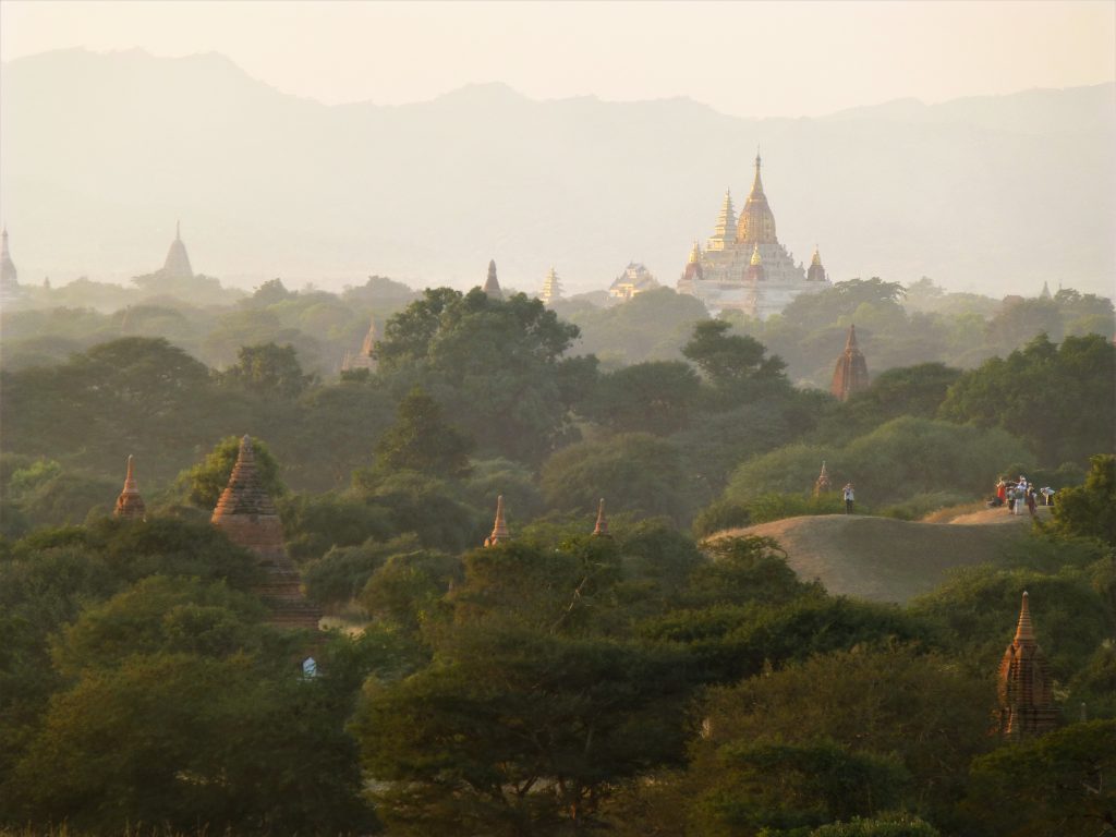 De berg Popa beklimmen nabij Bagan - Myanmar