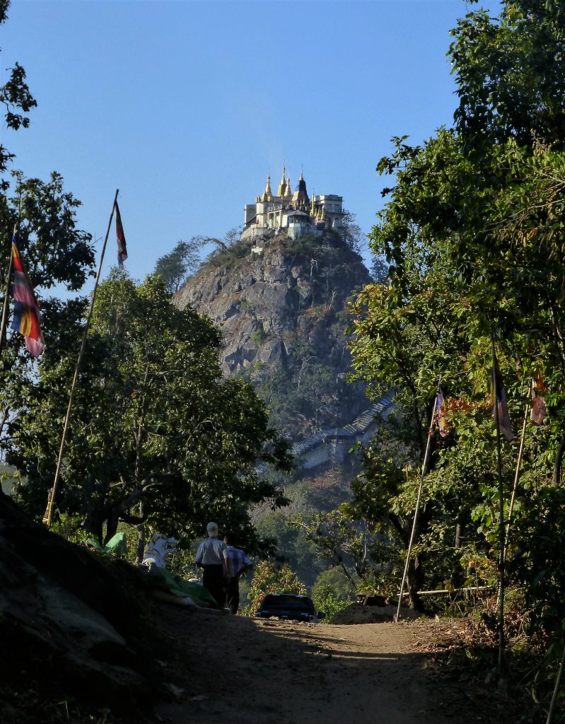 De berg Popa beklimmen nabij Bagan - Myanmar