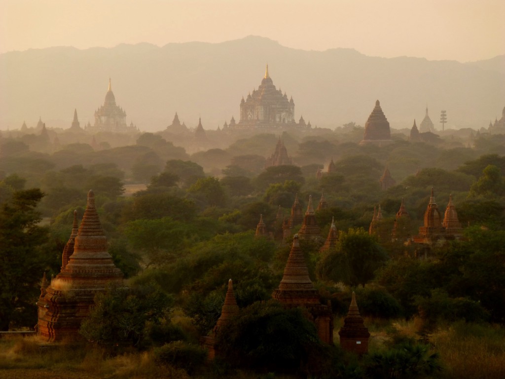 De berg Popa beklimmen nabij Bagan - Myanmar