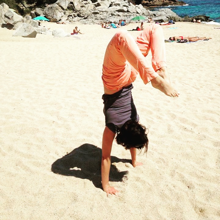 Handstand op het strand van Spanje