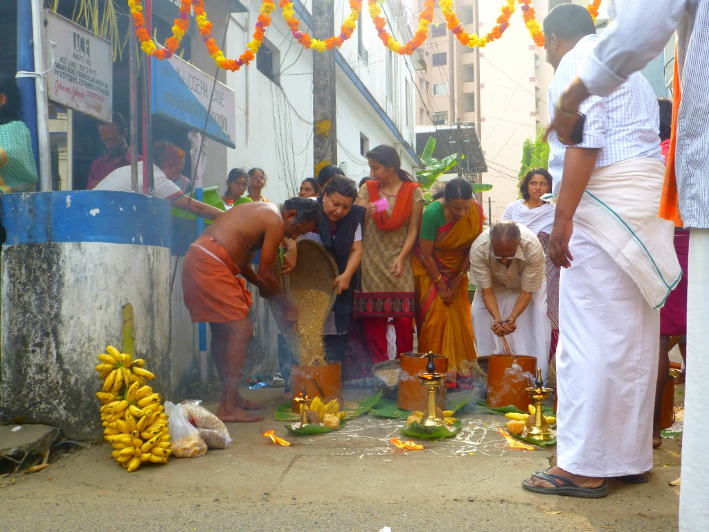 Rituelen, gepofte rijst en heilige olifanten in Cochin. Kerala - India