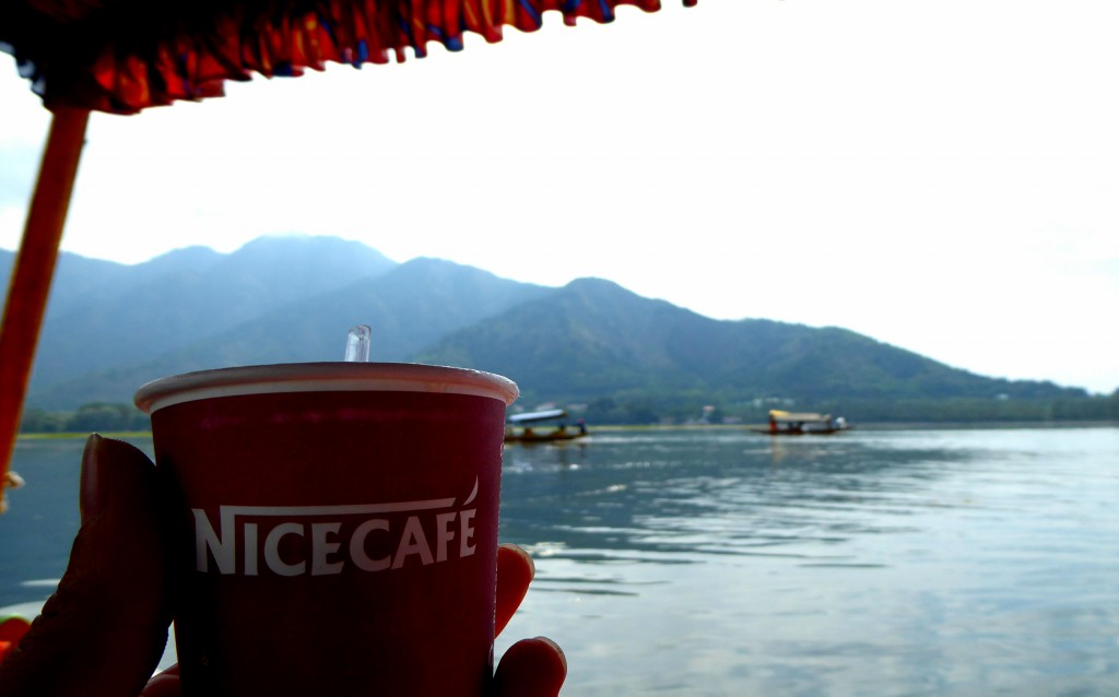 Chai op het Dal meer, Srinagar