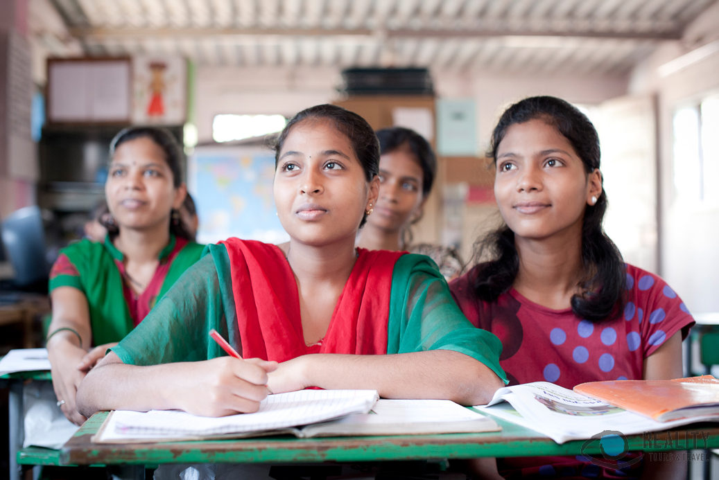 Dharavi, Adultschool