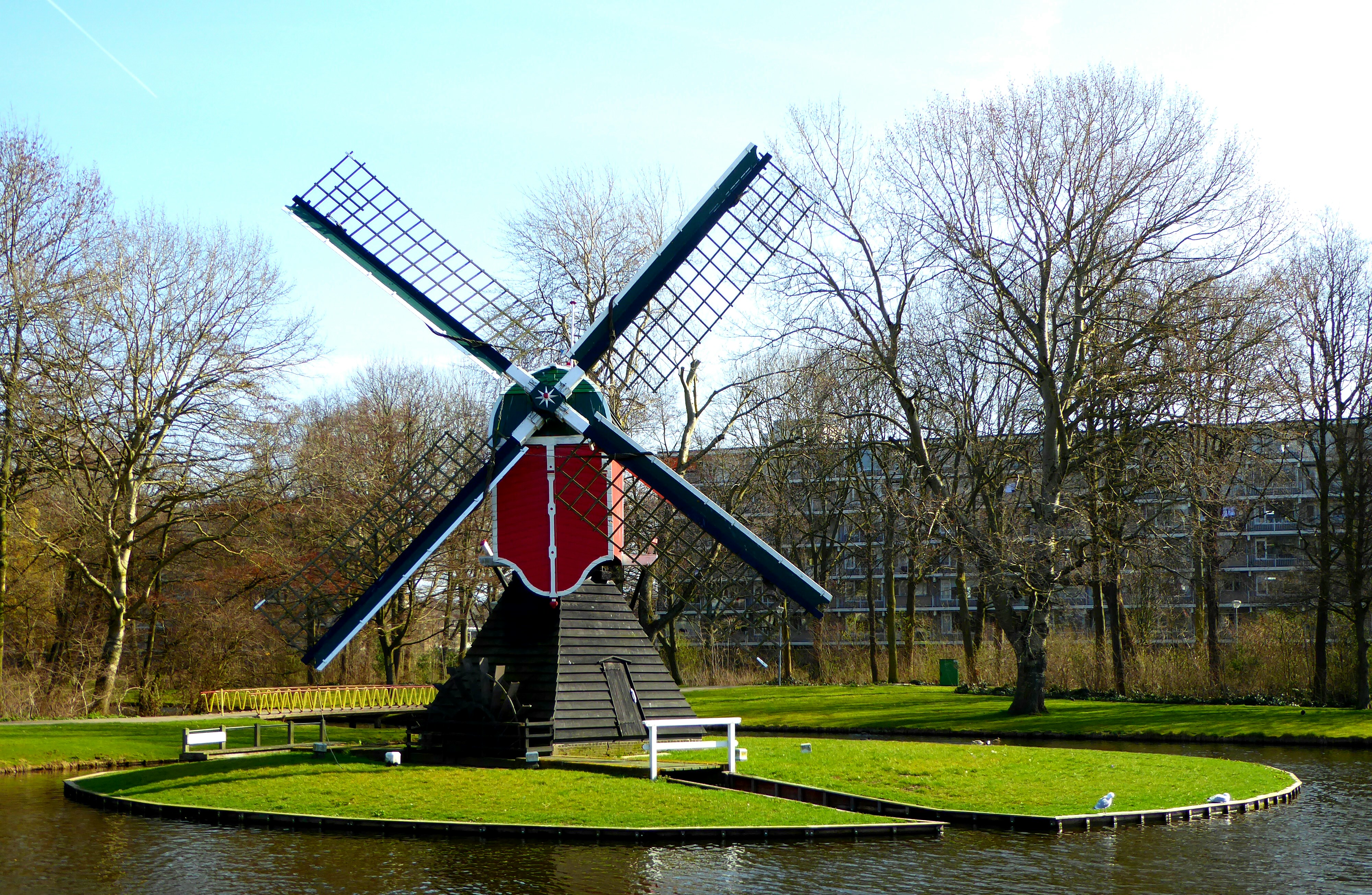 Fietsen langs de mooiste molens van Leiden