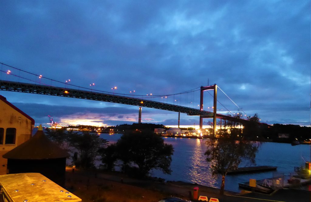 Avondzicht over de brug voor het hotel