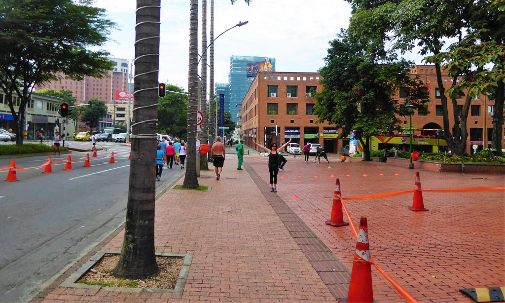 Cerro de las Tres Cruces oprennen, de zondagse activiteit in Medellin, Colombia