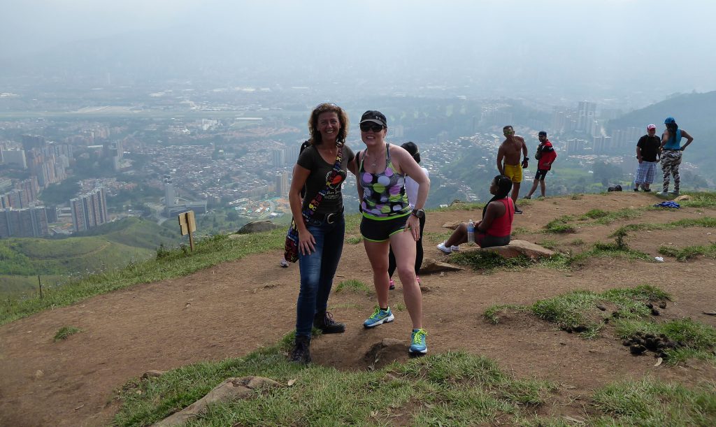 Cerro de las Tres Cruces oprennen, de zondagse activiteit in Medellin, Colombia 