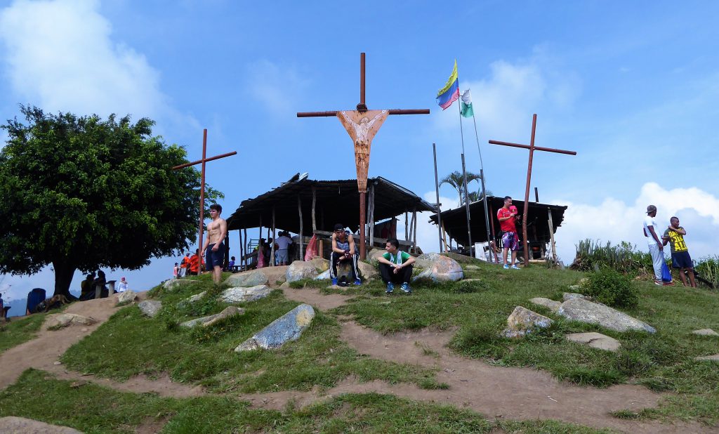 Cerro de las Tres Cruces oprennen, de zondagse activiteit in Medellin, Colombia 