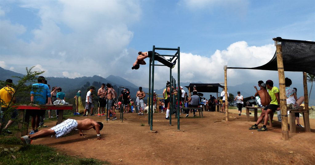 Cerro de las Tres Cruces oprennen, de zondagse activiteit in Medellin, Colombia 