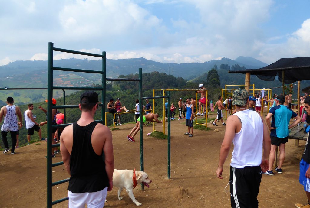 Cerro de las Tres Cruces oprennen, de zondagse activiteit in Medellin, Colombia 