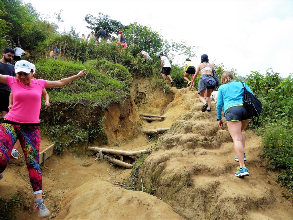 Cerro de las Tres Cruces oprennen, de zondagse activiteit in Medellin, Colombia