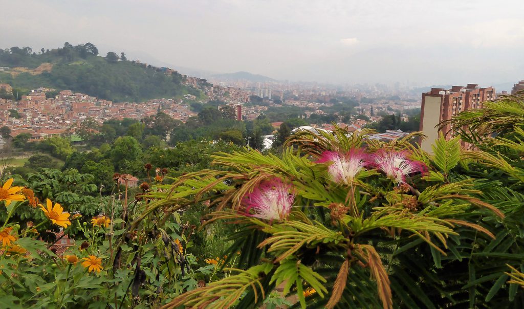 Cerro de las Tres Cruces oprennen, de zondagse activiteit in Medellin, Colombia