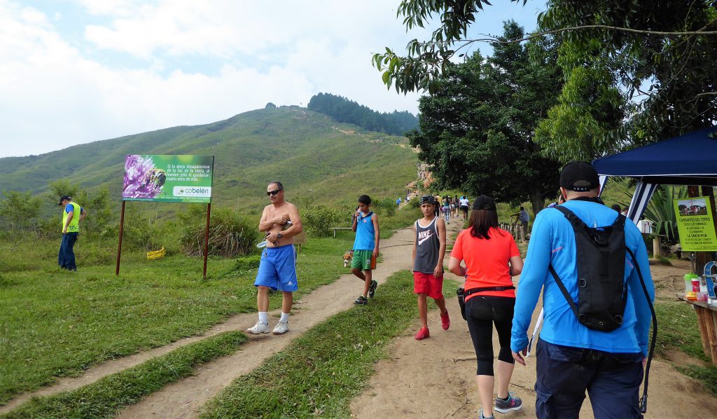 Cerro de las Tres Cruces oprennen, de zondagse activiteit in Medellin, Colombia