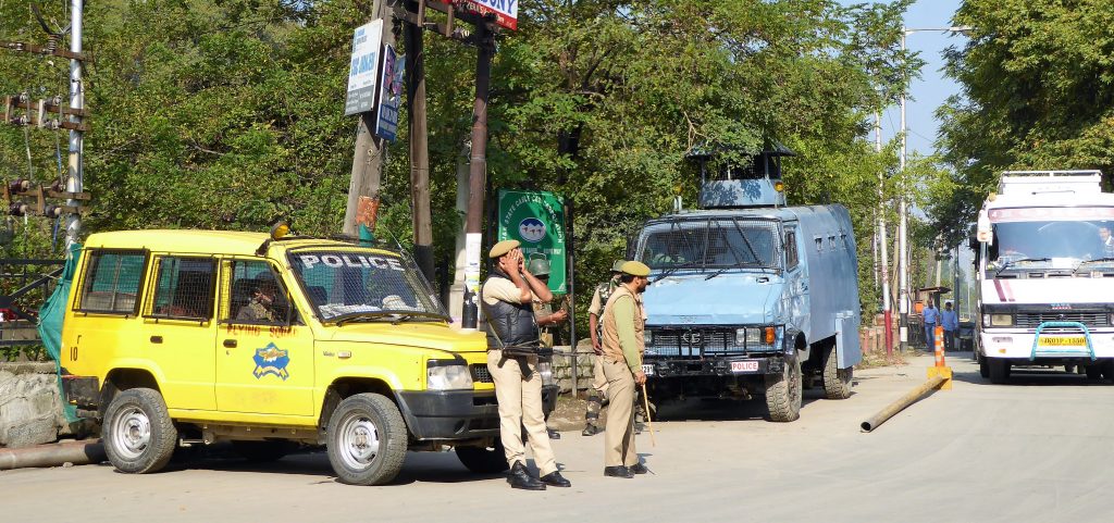 De politie en het leger in de straten van Srinagar