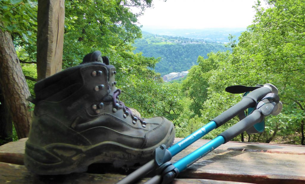 Goede schoenen en trekkingstokken